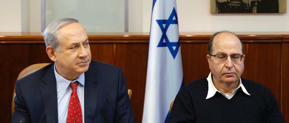 enjamin Netanjahu Mosche Jaalon (rechts).