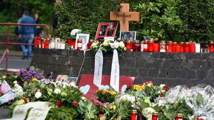 Blumen und Kerzen erinnern in Bonn an Niklas P., der an dieser Stelle zusammengeschlagen worden war.