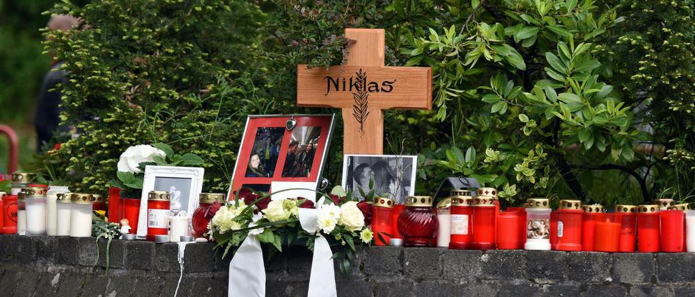 Blumen und Kerzen erinnern in Bonn an Niklas P., der an dieser Stelle zusammengeschlagen worden war.