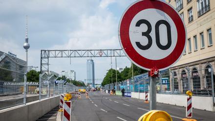 Absperrgitter und Geschwindigkeitsschild - nicht nur auf der Karl-Marx-Allee wird der Verkehr ausgebremst.