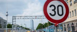 Absperrgitter und Geschwindigkeitsschild - nicht nur auf der Karl-Marx-Allee wird der Verkehr ausgebremst.