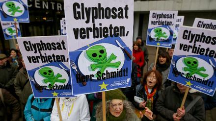 Demonstranten protestieren in Hamburg gegen den Einsatz des Pflanzenschutzmittels Glyphosat.