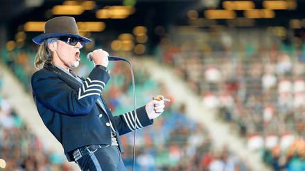 Macht sein Ding. Udo Lindenberg tritt heute in großen Hallen vor zehntausenden Zuschauern auf. An die Spitze der Charts schaffte er es mit seiner Musik erst spät.