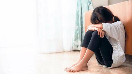 Allein gelassen. Auch unter mangelnder Zuneigung und seelischer Vernachlässigung leiden viele Kinder. 