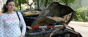 Maigonata Pytel (44) aus Polen steht an der Keplerstraße in Oberschöneweide an ihrem ausgebrannten Pkw. 