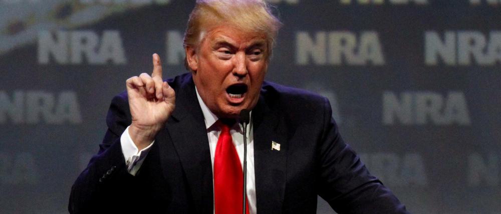 Hillary Clinton "will uns unsere Waffen wegnehmen", sagte Donald Trump bei der NRA-Tagung.