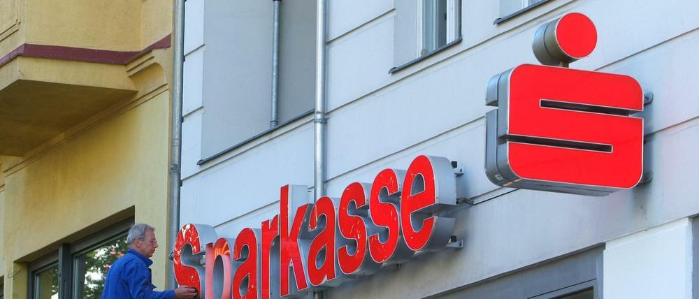 Die Berliner Sparkasse schließt aus Kostengründen zehn Filialen.