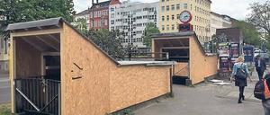 Da geht’s runter. Früher befand sich an der Kreuzung Mehringdamm/Yorckstraße ein öffentliches WC. In den Räumen geht es nun um andere Bedürfnisse. 