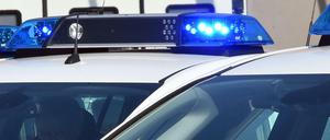 Die Kriminalpolizei ermittelt unter anderem wegen gefährlicher Körperverletzung und der Verwendung von Kennzeichen verfassungswidriger Organisationen.