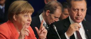 Bundeskanzlerin Angela Merkel und der türkische Staatspräsident Recep Tayyip Erdogan während des UN-Nothilfegipfels in Istanbul. 