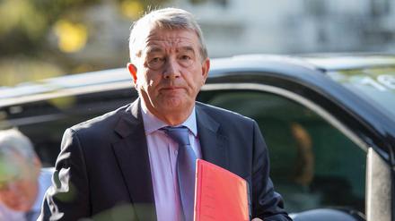 Wolfgang Niersbach gerät auch im Fußballweltverband unter Druck.