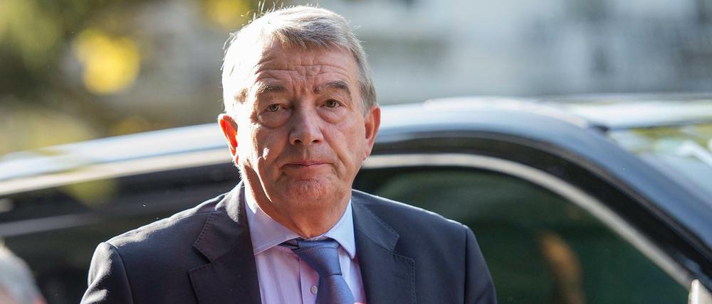 Wolfgang Niersbach gerät auch im Fußballweltverband unter Druck.