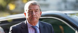 Wolfgang Niersbach gerät auch im Fußballweltverband unter Druck.