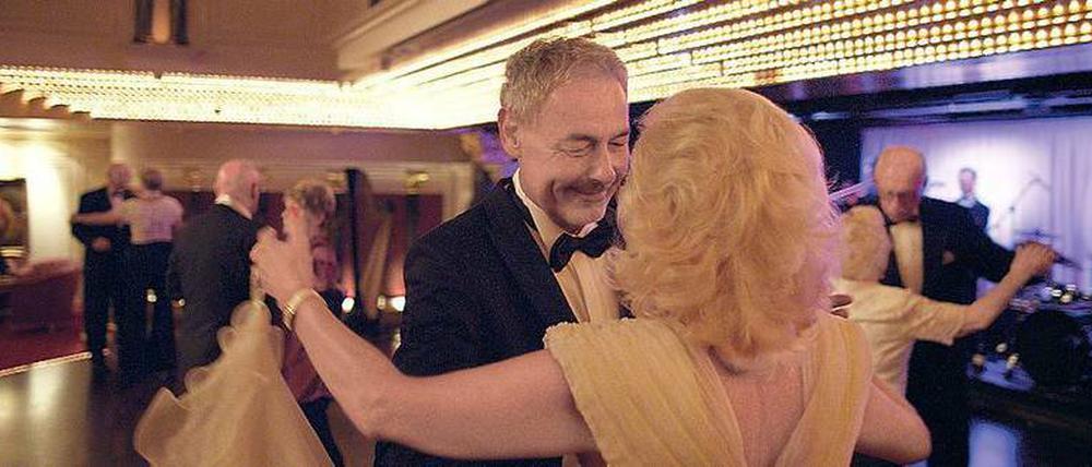 Ein Gigolo in seinem Element. Peter Nemela ist ein hervorragender Tänzer und charmanter Gesellschafter, auf Kreuzfahrtschiffen.
