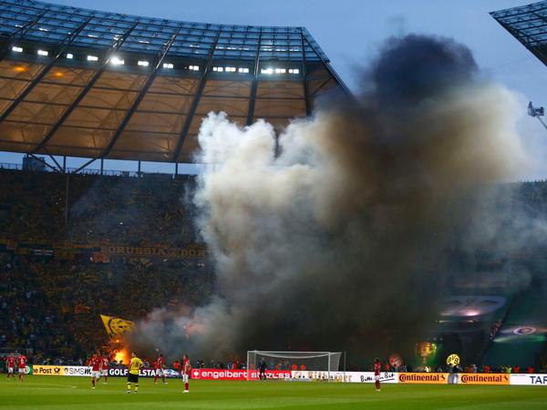 Dunkle Schwaden durch BVB-Pyrotechnik zu Beginn der zweiten Halbzeit.