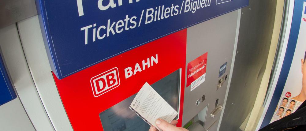 Zugreisende kommen künftig leichter an Tickets von Konkurrenten der Deutschen Bahn. 