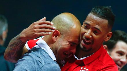 Berlin macht glücklich - und ist doch zum Heulen: Pep Guardiola in den Armen von Jerome Boateng.