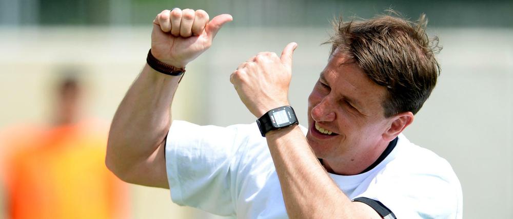 Trainer Daniel Stendel von Hannover freut sich über den Pokalsieg.