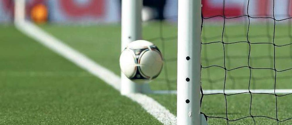 Drin oder nicht drin. Es ist der für Fußballfans weltweit entscheidende, sinnstiftende Moment.