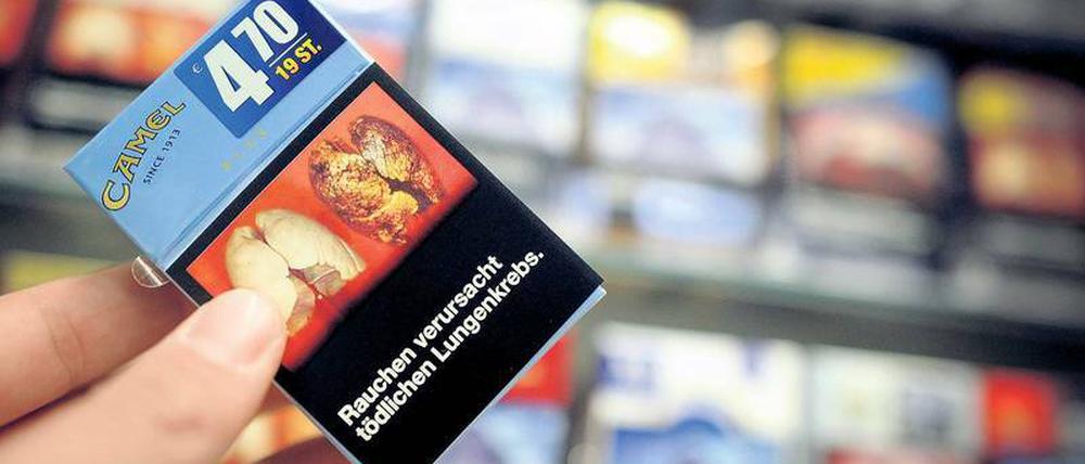 In anderen Ländern bereits üblich: Vor allem junge Menschen sollen durch drastische Bilder und Warnhinweise vom Rauchen abgehalten werden.