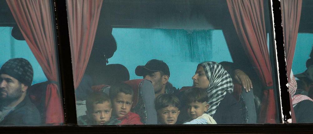 Flüchtlinge werden aus dem Lager Idomeni weggebracht.