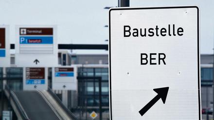 Hier wird kassiert. Auch wenn es noch dauert, bis am BER die Flugzeuge abheben, lohnt sich das Projekt schon jetzt für viele Firmen. Nicht immer geht es dabei legal zu. 