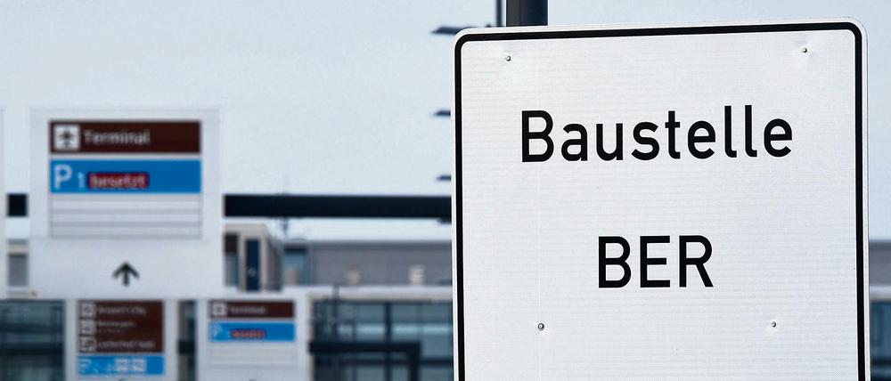 Hier wird kassiert. Auch wenn es noch dauert, bis am BER die Flugzeuge abheben, lohnt sich das Projekt schon jetzt für viele Firmen. Nicht immer geht es dabei legal zu. 