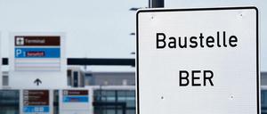 Hier wird kassiert. Auch wenn es noch dauert, bis am BER die Flugzeuge abheben, lohnt sich das Projekt schon jetzt für viele Firmen. Nicht immer geht es dabei legal zu. 