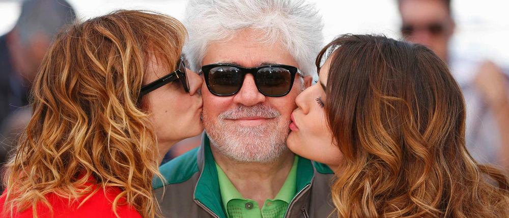 Regisseur Pedro Almodovar mit den Schauspielerinnen Emma Suarez (l) and Adriana Ugarte bei der Vorstellung seines Film "Julieta" in Cannes.
