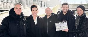 Beim ZDF-Zweiteiler, der gerade in Berlin und Potsdam gedreht wurde, hat Dror Zahavi (v.l.n.r.) Regie geführt. Im Mittelpunkt der Handlung stehen die Rollen von Iris Berben und Jürgen Vogel. Produziert wird „Familie“ von Oliver Berben und Jan Ehlert. 