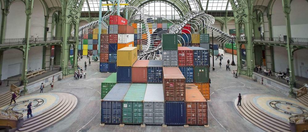 Bunt gestapelte Stahlträger: Ein Überblick über die Ausstellung im Grand Palais in Paris.