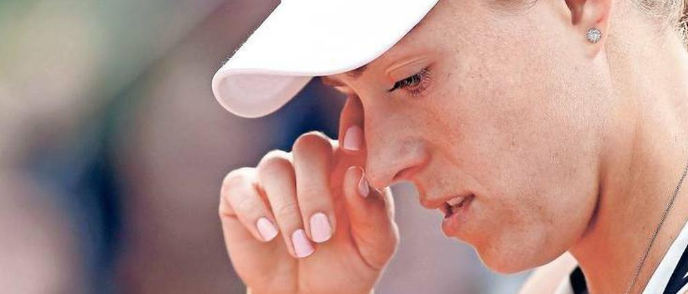 Gesenkten Hauptes. Angelique Kerber wirkte seit dem ersten Tag in Paris verunsichert. Am Dienstag bestätigten sich die Zweifel.