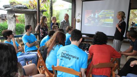 Beim Workshop der Redakteure der Paralympics Zeitung in Rio wurden Schulungen durchgeführt, Texte besprochen und Videos gezeigt. 