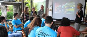 Beim Workshop der Redakteure der Paralympics Zeitung in Rio wurden Schulungen durchgeführt, Texte besprochen und Videos gezeigt.