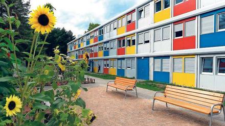 Buntes Berlin. Diese Flüchtlingsunterkunft aus Containern steht in Treptow-Köpenick. Die neu geplanten Tempohomes stehen noch nicht.