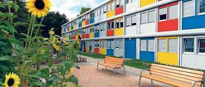 Buntes Berlin. Diese Flüchtlingsunterkunft aus Containern steht in Treptow-Köpenick. Die neu geplanten Tempohomes stehen noch nicht.