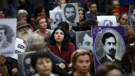Demonstranten in Istanbul erinnerten am 24. April mit einer Mahnwache an die Massenmorde an Armeniern.