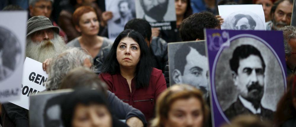 Demonstranten in Istanbul erinnerten am 24. April mit einer Mahnwache an die Massenmorde an Armeniern.