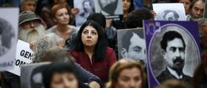 Demonstranten in Istanbul erinnerten am 24. April mit einer Mahnwache an die Massenmorde an Armeniern.