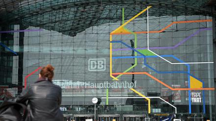 Eine Tape Art Installation des Künstlerkollektivs "Tape That" an der Fassade des Hauptbahnhofs. Streifen in acht Farben sollen auf die acht vernetzen Module der Jubiläumsfeier hinweisen.