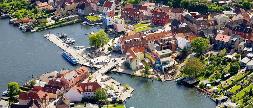 Da kommt man nicht drum rum. Die Drehbrücke in Malchow.