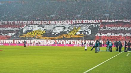 Die Bayern-Fans haben den ehemaligen Vereinspräsidenten Kurt Landauer, der wegen seiner jüdischen Herkunft verfolgt wurde, mehrfach mit Choreographien gewürdigt. 