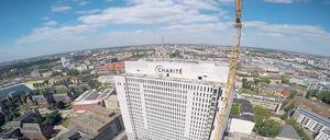 Aus der Drohnenperspektive. Blick von oben auf den sanierten Bettenturm der Charité in Mitte. Rechts neben dem Kran: der OP-Neubau.