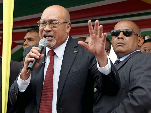 Surinames Präsident Desi Bouterse spricht auf einer Demo vor Anhängern.