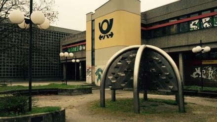 Wenn wir uns richtig erinnern, war diese Skulptur früher mal ein Wasserspiel. Links ist die ehemalige Ausfahrt zu sehen.