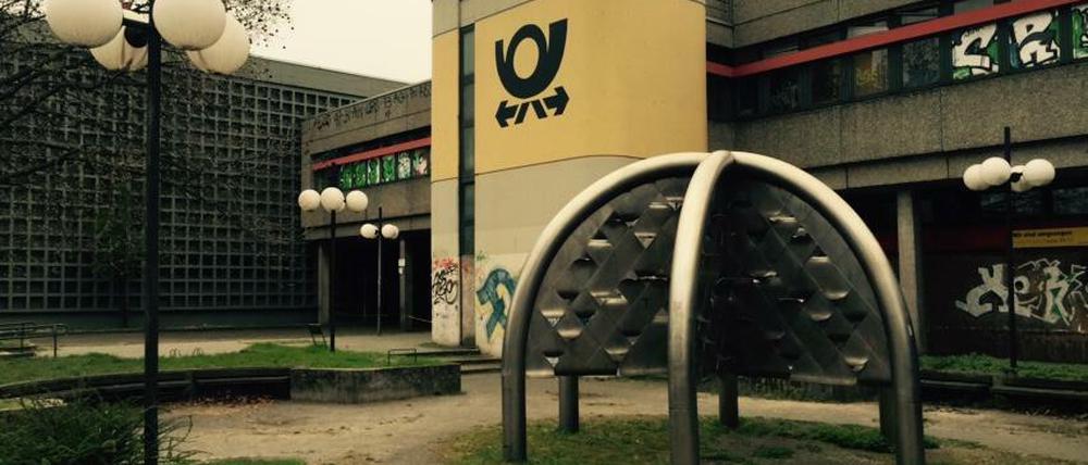 Wenn wir uns richtig erinnern, war diese Skulptur früher mal ein Wasserspiel. Links ist die ehemalige Ausfahrt zu sehen.