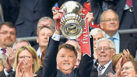 Letzte Hebefigur. Auch der Pokalsieg half Louis van Gaal nicht mehr.