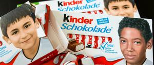 Ferrero-Kinderschokolade-Packungen mit Jugendfotos von Fußball-Nationalspieler Jerome Boateng (u. r.) und Ilkay Gündogan (l). Aktivisten der "Pegida BW-Bodensee" haben sich darüber aufgeregt, dass auf der Kinderschokolade Gesichter abgebildet sind, die nicht "typisch deutsch" aussehen - Nun ist deshalb in den sozialen Netzwerken ein Wirbel darüber entstanden.