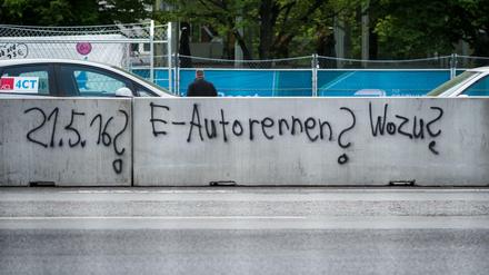 Betonmauer entlang der Rennstrecke der Formel E auf der Karl-Marx-Allee in Berlin.
