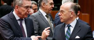 Innenminister Thomas de Maizière (CDU) und sein französischer Amtskollege Bernard Cazeneuve (rechts) am Freitag in Brüssel. 